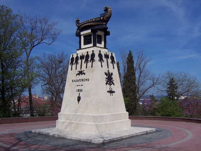 Памятник командиру брига Меркурий капитану Казарскому