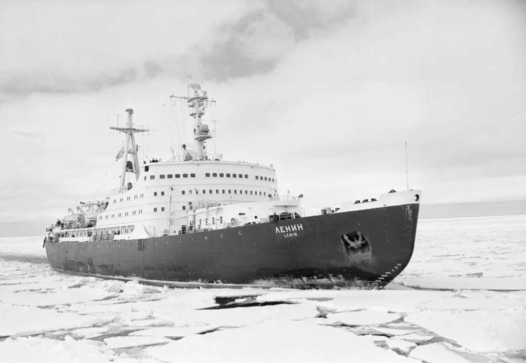 Ледокол Ленин во льдах