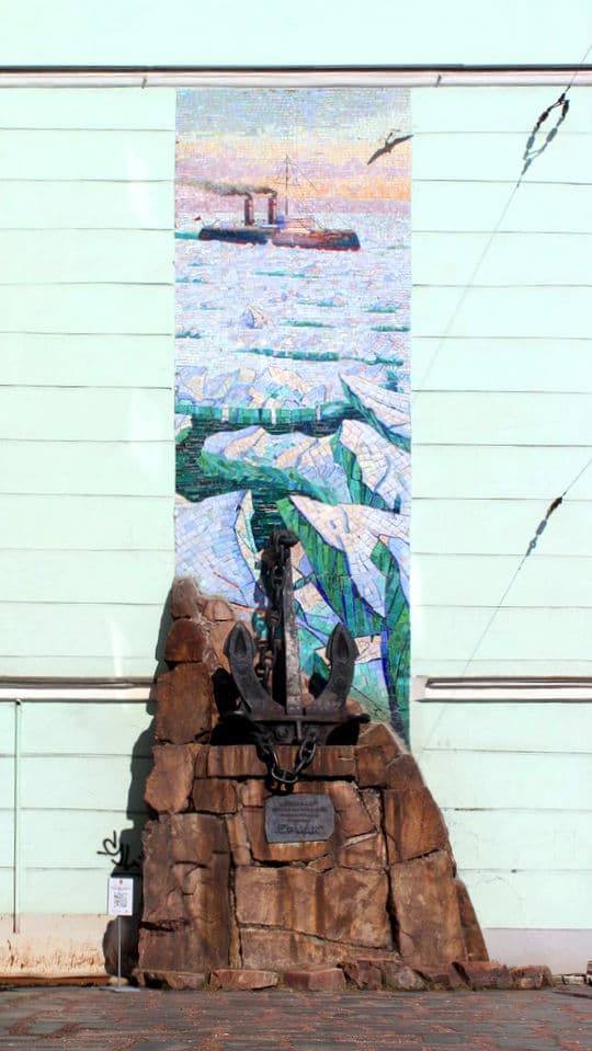 Памятник ледоколу "Ермак" в Мурмаске